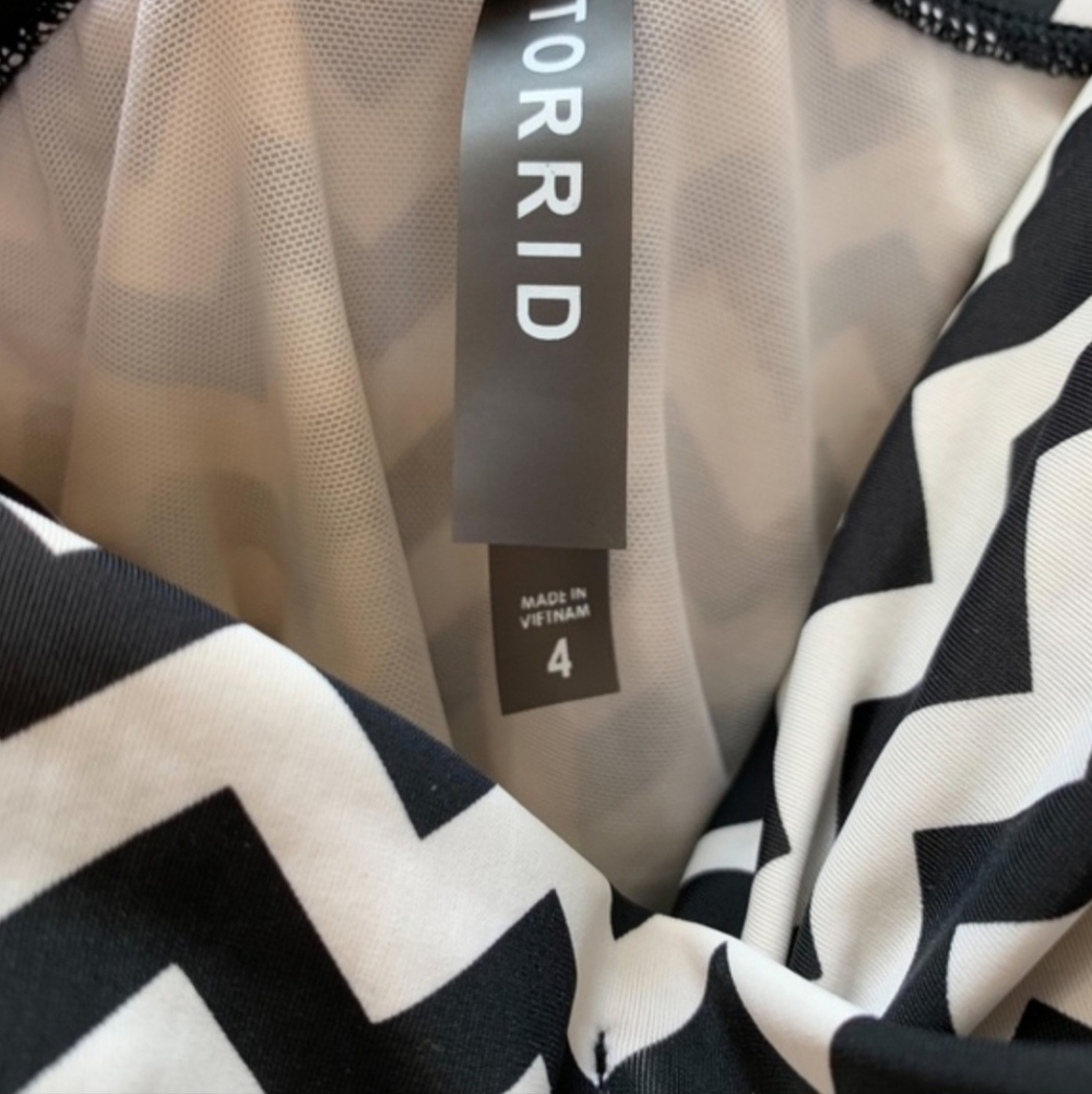 Torrid Size 4 Black & White Chevron One Piece Swimsuit | Plus Size 4X image 4